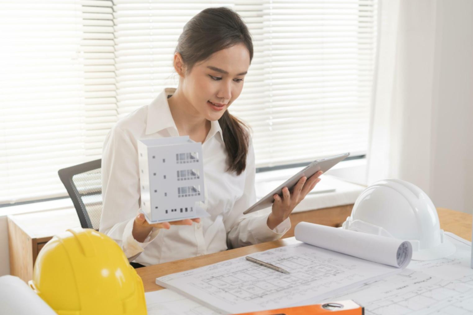 Professionnels travaillant sur une stratégie de marque financière